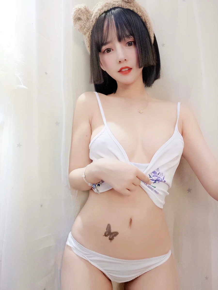 过期米线线喵 – 白色吊带 cosplay-第1张