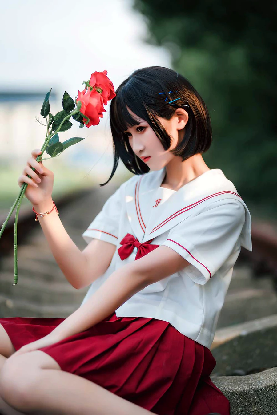 三度_69 – 铁轨上的鲜花少女 cosplay-第1张