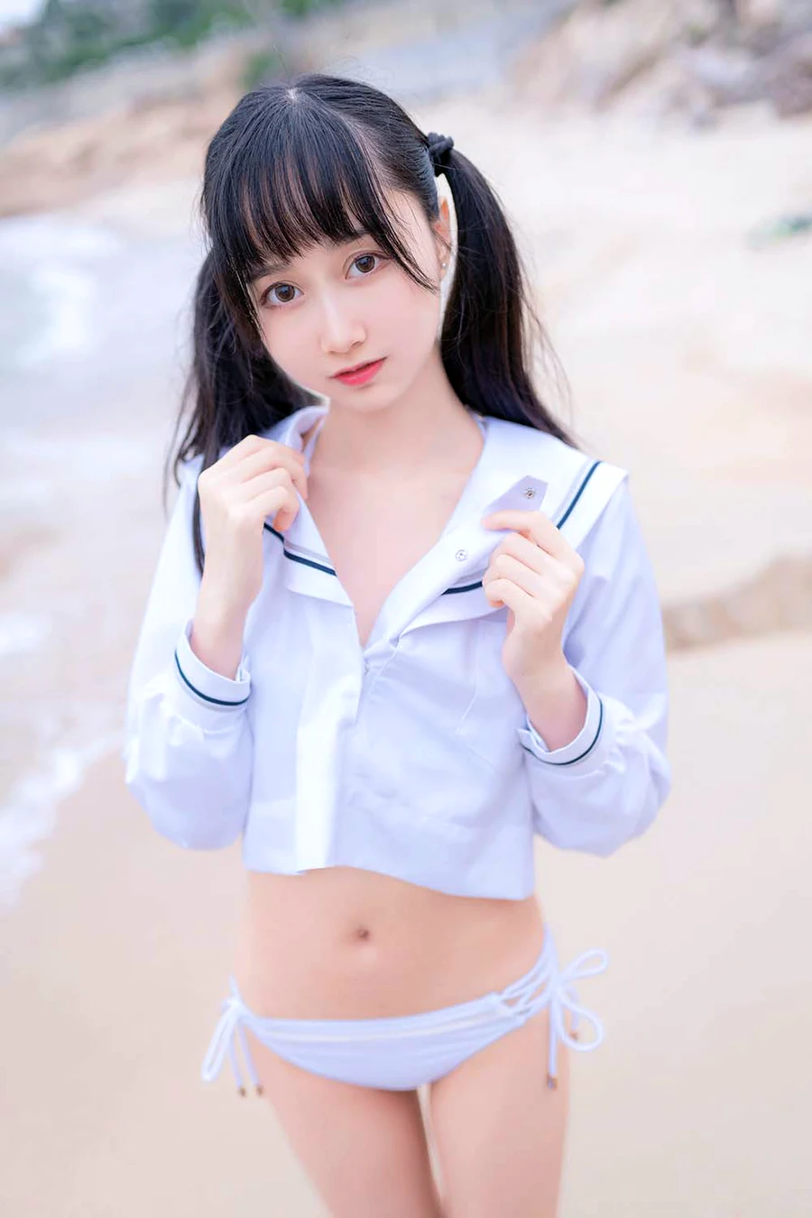 木绵绵OwO – 海边白色比基尼电子版 cosplay-第1张