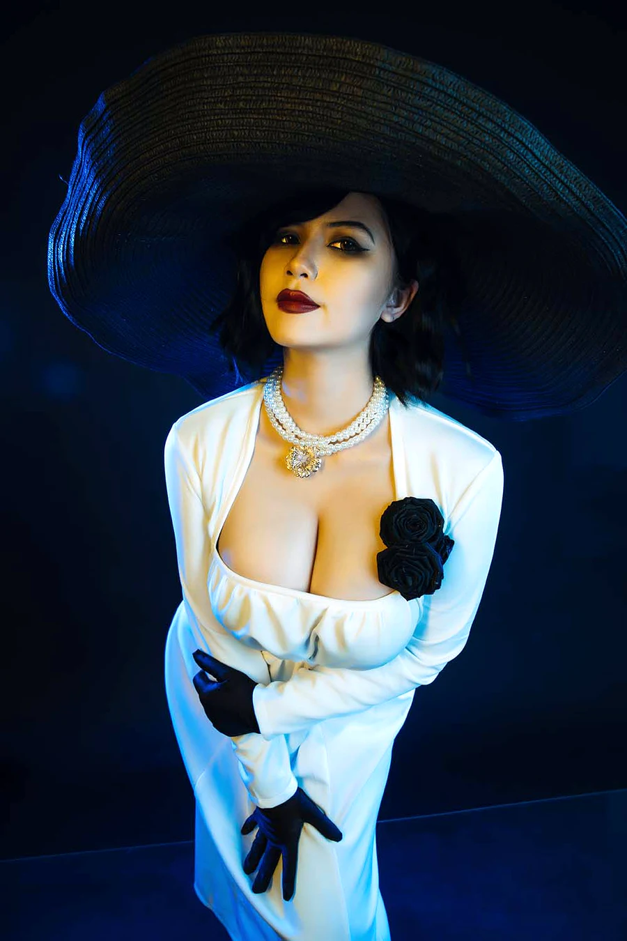 Uy Uy – Lady Dimitrescu cosplay-第1张