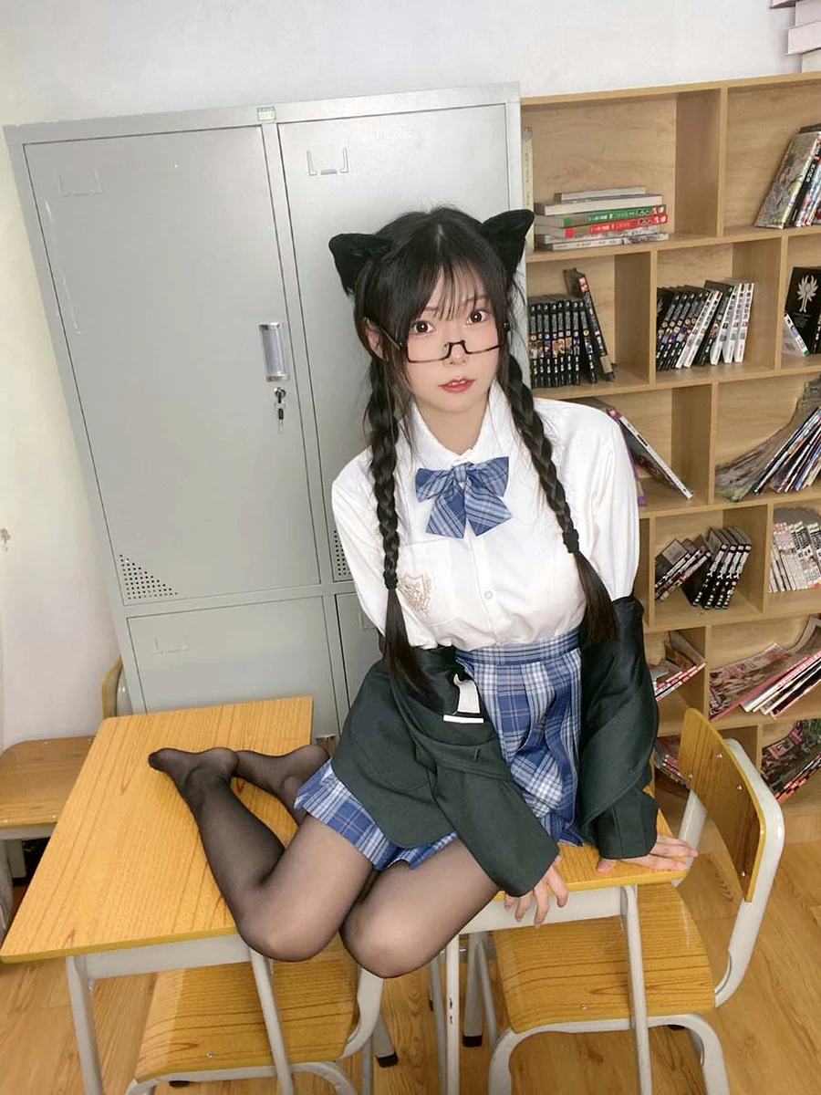 香草喵露露 – 小露乱撞 JK制服自拍 cosplay-第2张