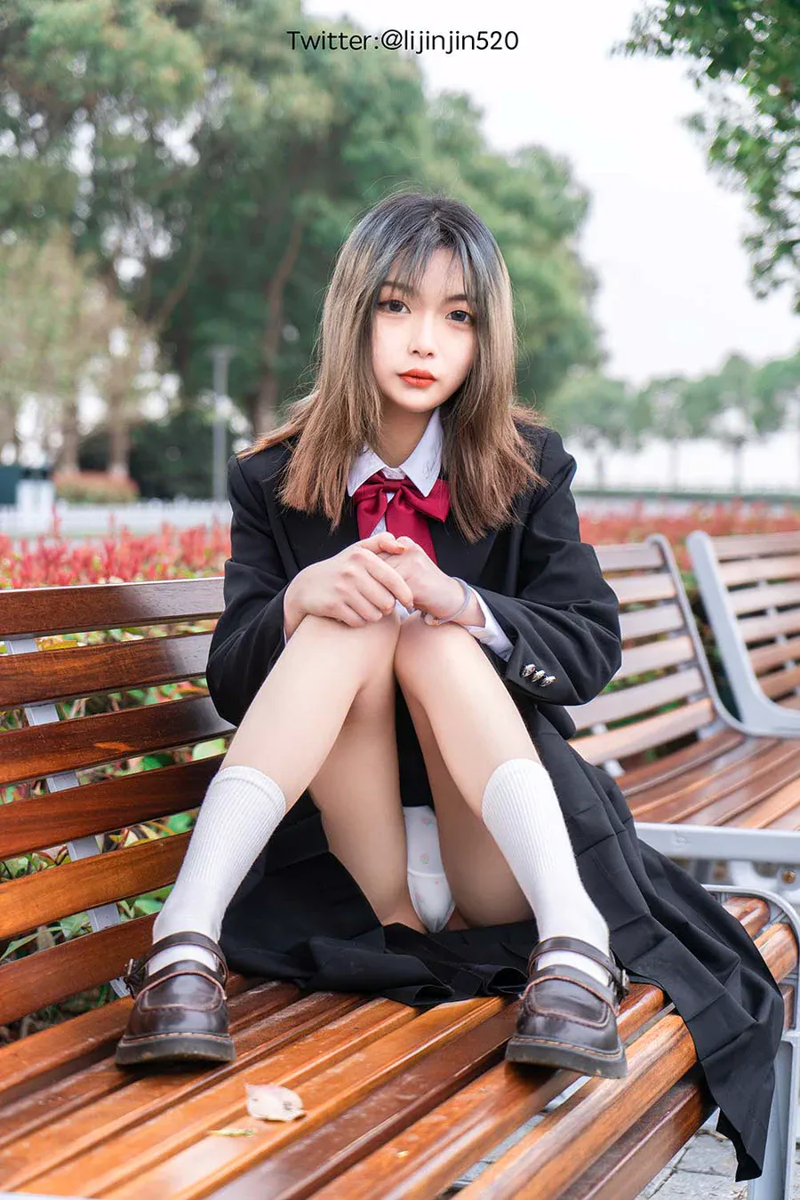 梨瑾瑾 – 户外黑长服 cosplay-第2张