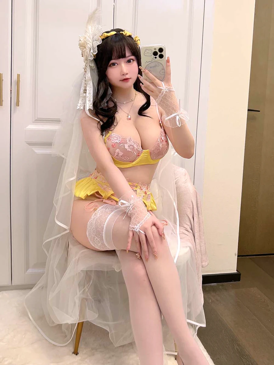 蜜桃少女是依酱呀 – 丰满的一月 cosplay-第1张