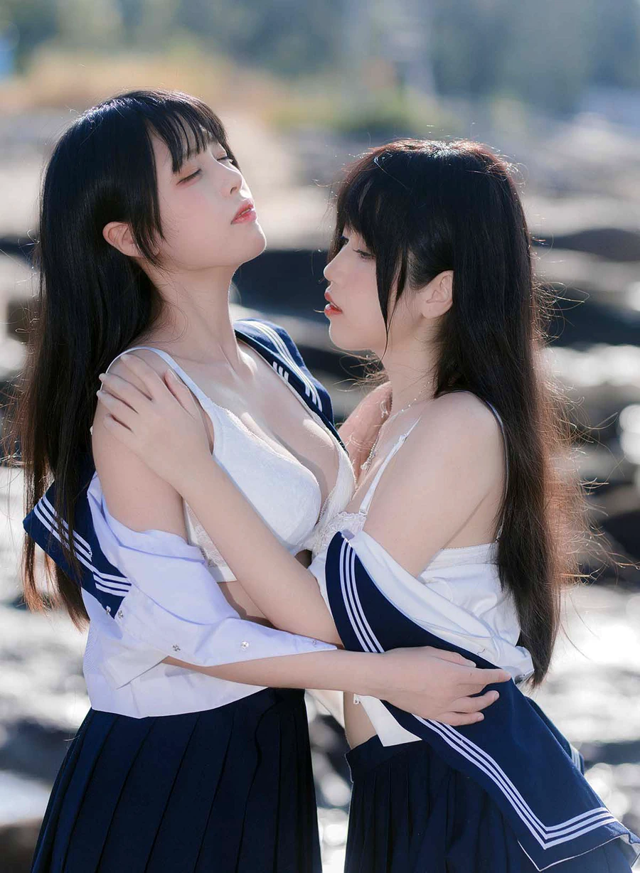 不呆猫 × 三無人型 – 水手服百合黑丝 cosplay-第1张