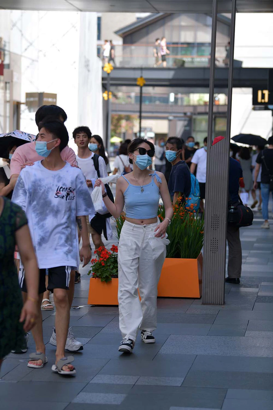 精选街拍作品 NO.1030 摄神街拍作品 – 震惊，豪放的小姐姐 街拍-第1张