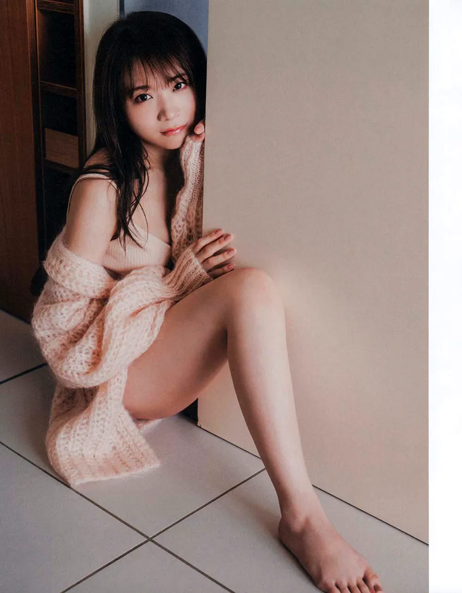 秋元真夏 卒業記念写真集『振り返れば、乃木坂』 Photobook-第1张