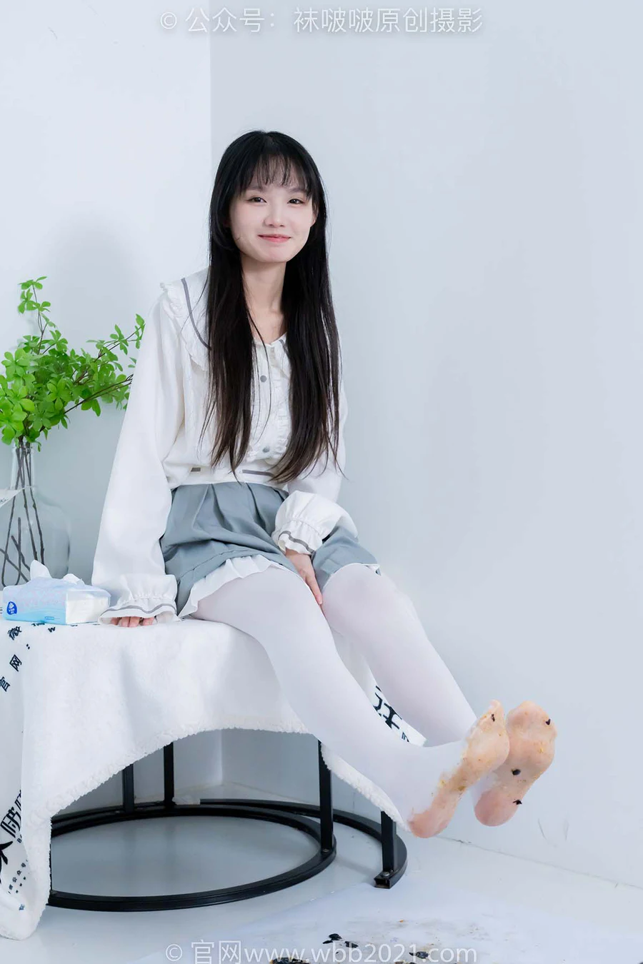 [BoBoSocks袜啵啵]NO.468 甜甜圈-高跟凉鞋、厚白丝、裸足、丝袜和裸足踩蓝莓剧情 BoBoSocks袜啵啵-第2张